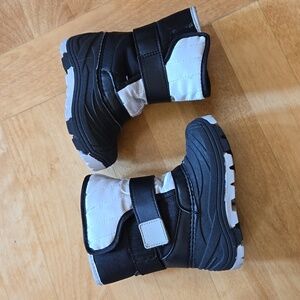 Falls creek Kids size 5 winter boots